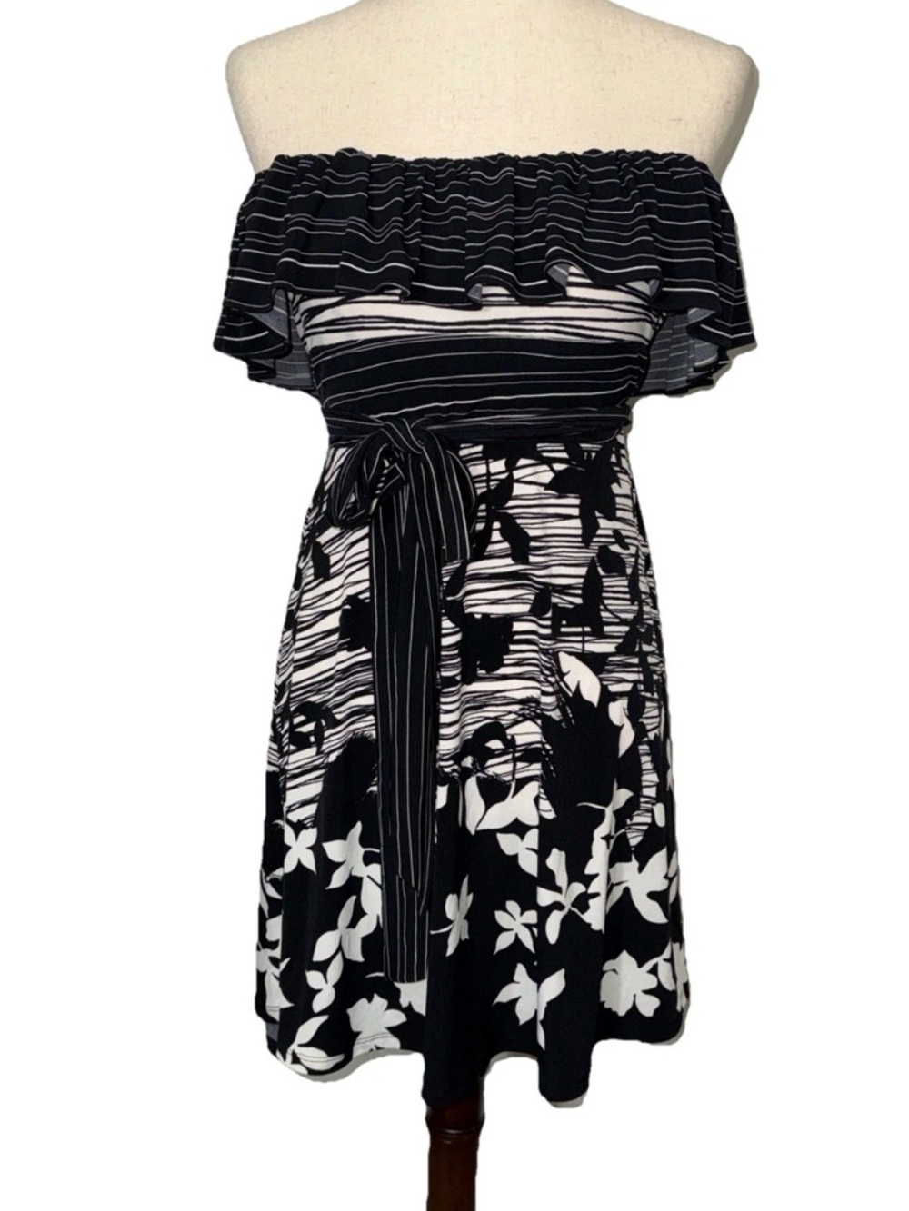 BCBG MAXAZRIA Summer Strapless Black And White Dress Size M Floral Stripe Ruffle
